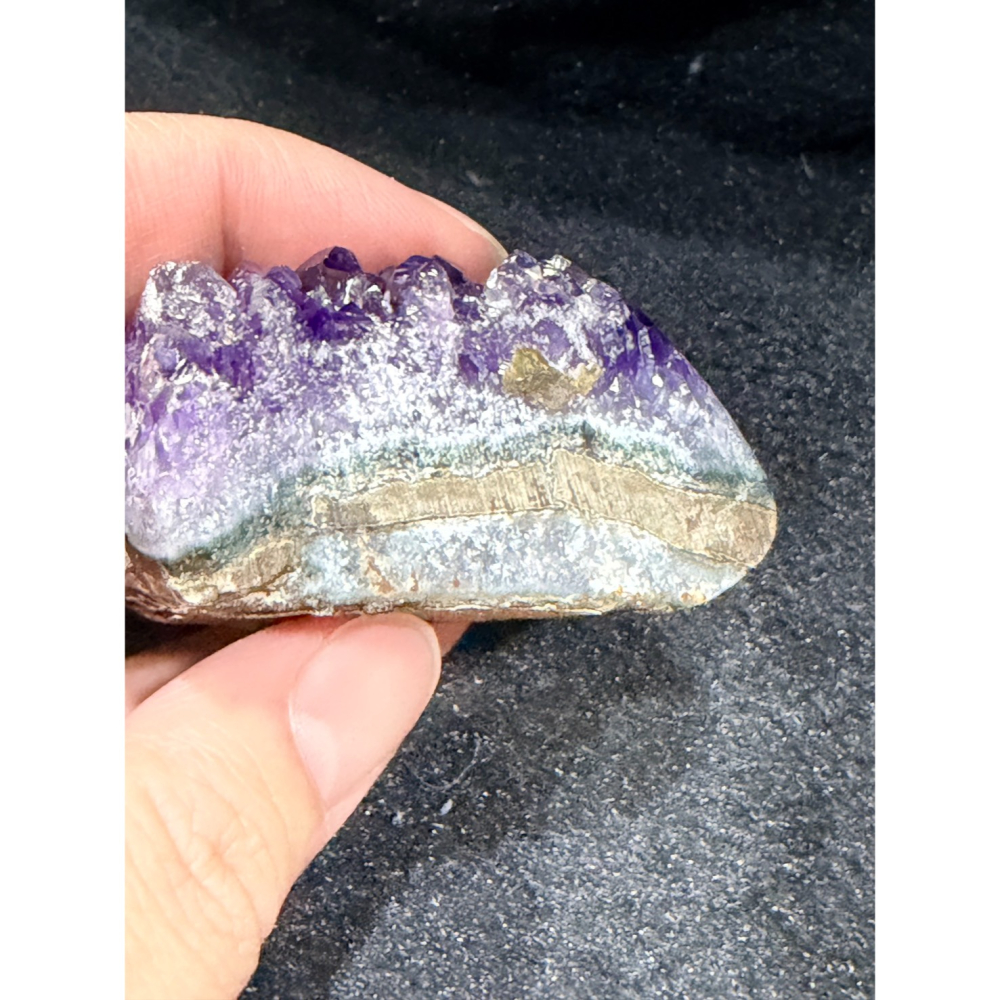 【極致原皮】小巧烏拉圭 ESP 深紫晶鎮 ✨ 飽滿晶牙與天然原礦感｜高6.8cm 桌案雅物｜實品更閃耀的紫色靈性藝術-細節圖8