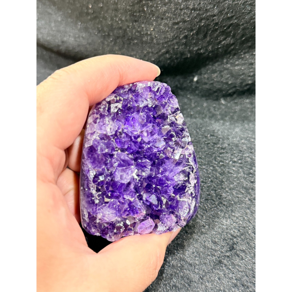 【極致原皮】小巧烏拉圭 ESP 深紫晶鎮 ✨ 飽滿晶牙與天然原礦感｜高6.8cm 桌案雅物｜實品更閃耀的紫色靈性藝術-細節圖10