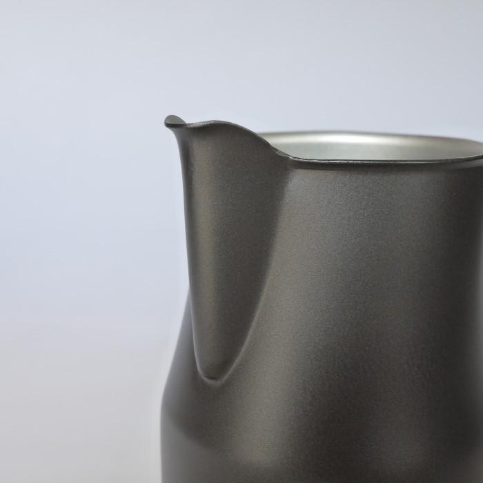 尖嘴拉花杯  黑色 拉花鋼杯 奶泡杯 700ml 拉花杯 拉花 外表質感細緻 製作圖案順手-細節圖2