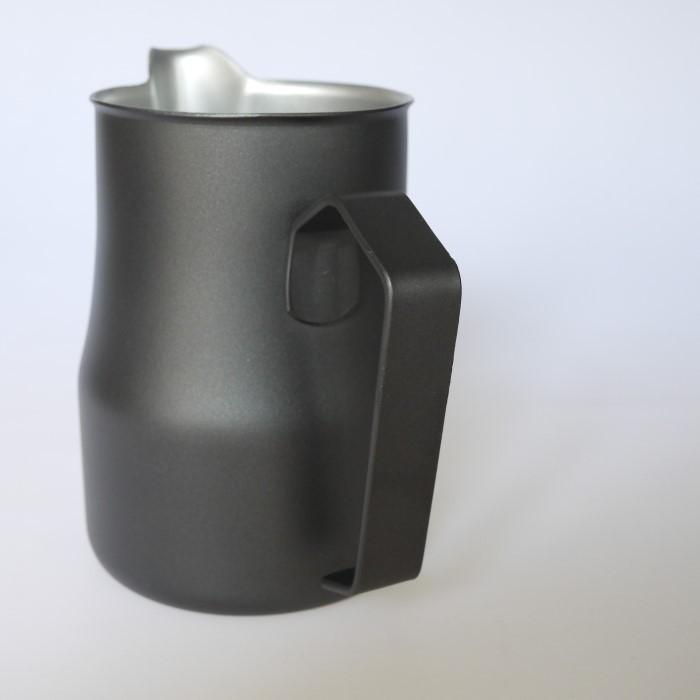 尖嘴拉花杯  黑色 拉花鋼杯 奶泡杯 700ml 拉花杯 拉花 外表質感細緻 製作圖案順手-細節圖3