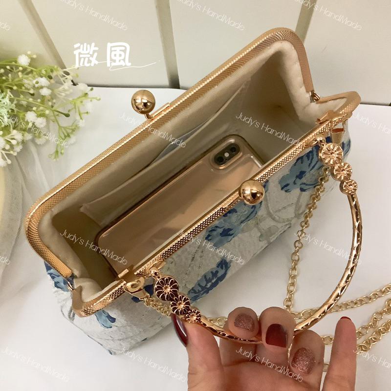 《Judy’s 小舖》微風 手縫口金包附小花提手 送錬條 現貨典雅清新氣質 手機包手提包可斜肩 裙褲好搭配 送禮自用皆宜-細節圖6