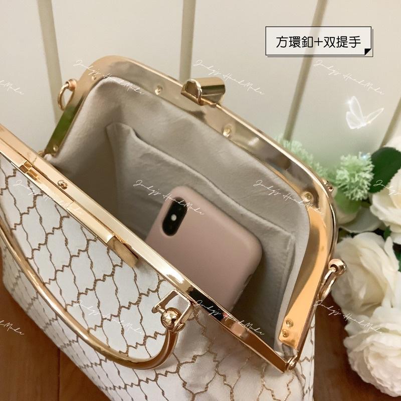 《JUDY’S小舖》金色補夢 小香風象牙色香檳金氣質金屬釦環 双提把手口金包法棍包 現貨 手機包手提包斜肩宴會包淑女包-細節圖4