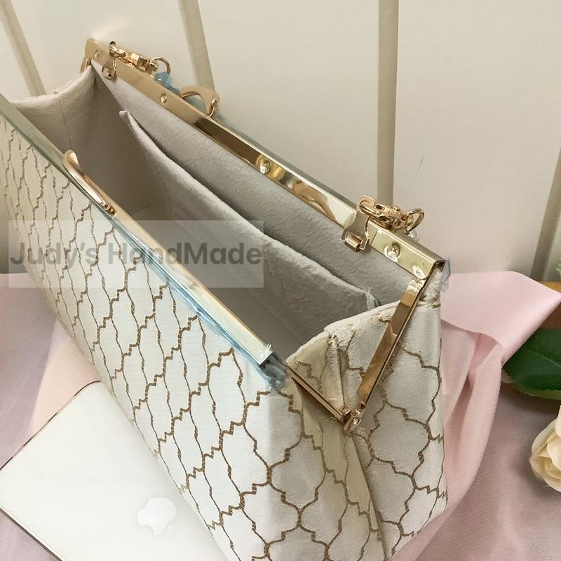 《JUDY’S小舖》金色補夢 小香風象牙色香檳金氣質金屬釦環 双提把手口金包法棍包 現貨 手機包手提包斜肩宴會包淑女包-細節圖9