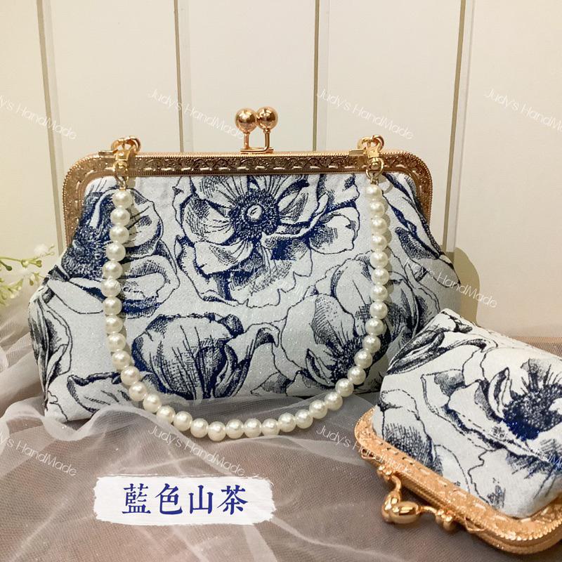 《Judy’s小舖》藍色山茶 手縫款手機包口金包 限時送同款零錢包 再送珍珠鍊整套 歐式風格 時尚實用 現貨斜肩包-細節圖2