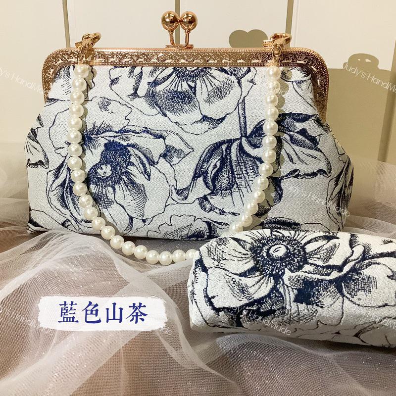 《Judy’s小舖》藍色山茶 手縫款手機包口金包 限時送同款零錢包 再送珍珠鍊整套 歐式風格 時尚實用 現貨斜肩包-細節圖3