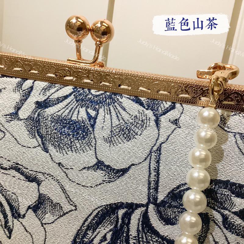 《Judy’s小舖》藍色山茶 手縫款手機包口金包 限時送同款零錢包 再送珍珠鍊整套 歐式風格 時尚實用 現貨斜肩包-細節圖4