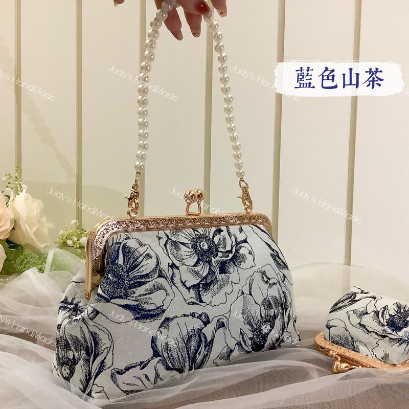 《Judy’s小舖》藍色山茶 手縫款手機包口金包 限時送同款零錢包 再送珍珠鍊整套 歐式風格 時尚實用 現貨斜肩包-細節圖5