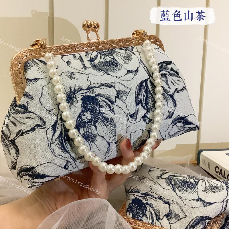 《Judy’s小舖》藍色山茶 手縫款手機包口金包 限時送同款零錢包 再送珍珠鍊整套 歐式風格 時尚實用 現貨斜肩包-細節圖6