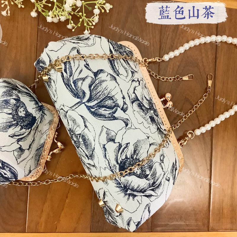 《Judy’s小舖》藍色山茶 手縫款手機包口金包 限時送同款零錢包 再送珍珠鍊整套 歐式風格 時尚實用 現貨斜肩包-細節圖7
