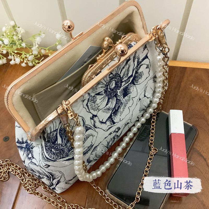 《Judy’s小舖》藍色山茶 手縫款手機包口金包 限時送同款零錢包 再送珍珠鍊整套 歐式風格 時尚實用 現貨斜肩包-細節圖8