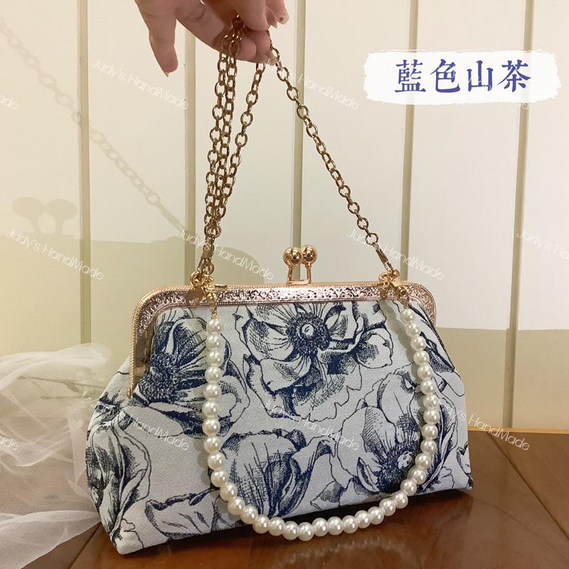 《Judy’s小舖》藍色山茶 手縫款手機包口金包 限時送同款零錢包 再送珍珠鍊整套 歐式風格 時尚實用 現貨斜肩包-細節圖9