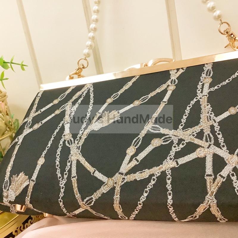 《Judy’s 小舖》南山鎖 加大法棍包口金包 腋下包 送珍珠鍊+o字鍊 現貨手機包手提包斜肩包宴會包ins-細節圖6