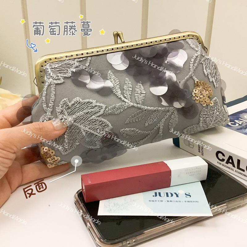 《JUDY’S小舖》 法式田園風格 葡萄亮片刺繡 手拿包宴會包手機包 筆袋送鍊條斜肩包 現貨放手機 送禮小禮物-細節圖3