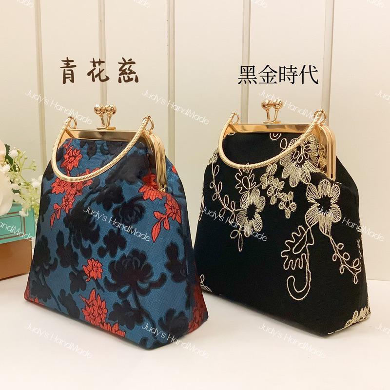 Judy’s 小舖》青花瓷黑金時代 直式手機包口金包旗袍包  附提手送鍊 復古優雅宮廷風氣質典雅旗袍包-細節圖9
