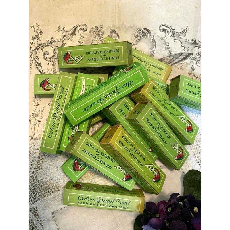 法國復古綠紙盒刺繡英文字母縮寫衣標娃娃布作手作素材攝影拍照道具-細節圖2