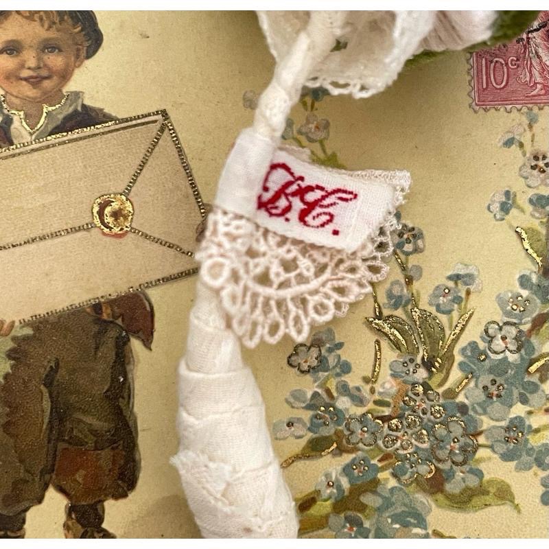 法國復古綠紙盒刺繡英文字母縮寫衣標娃娃布作手作素材攝影拍照道具-細節圖3