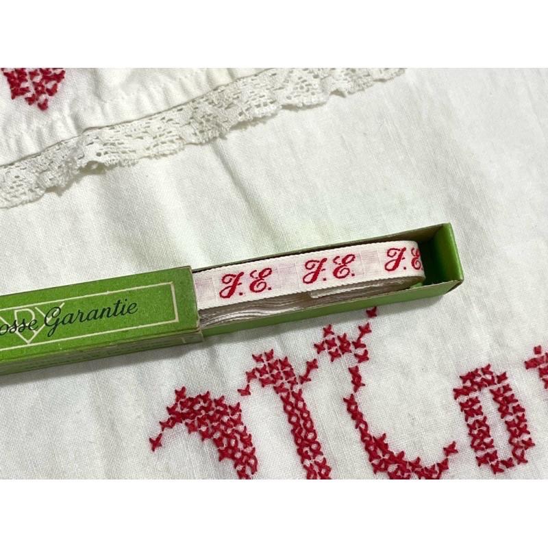 法國復古綠紙盒刺繡英文字母縮寫衣標娃娃布作手作素材攝影拍照道具-細節圖5