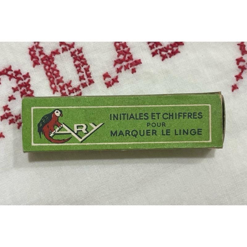 法國復古綠紙盒刺繡英文字母縮寫衣標娃娃布作手作素材攝影拍照道具-細節圖6