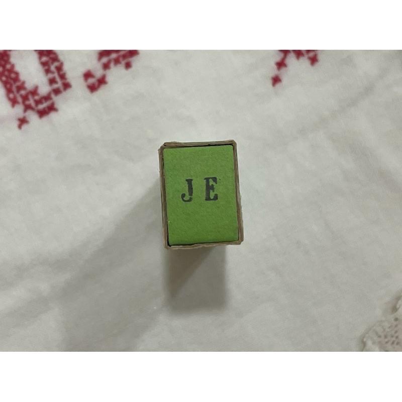 法國復古綠紙盒刺繡英文字母縮寫衣標娃娃布作手作素材攝影拍照道具-細節圖7