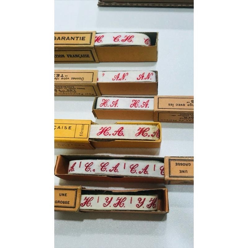 法國復古古件刺繡孤品英文字母名字縮寫衣標娃娃布作手作素材攝影拍照道具-細節圖2