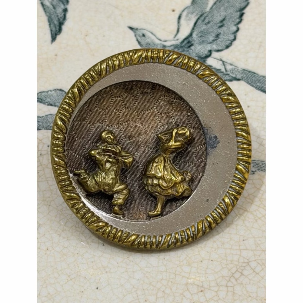 【歐洲珍藏古董】19世紀維多利亞 歌劇Pierrot and Columbine｜法式復古歌劇角色月亮舞者高浮雕故事釦-細節圖2