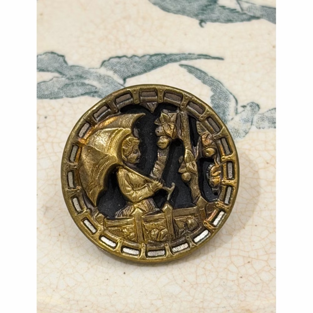 19世紀古董/百年收藏歐洲舊貨法式復古維多利亞 遮陽傘仕女 高浮雕黃銅故事釦-細節圖2