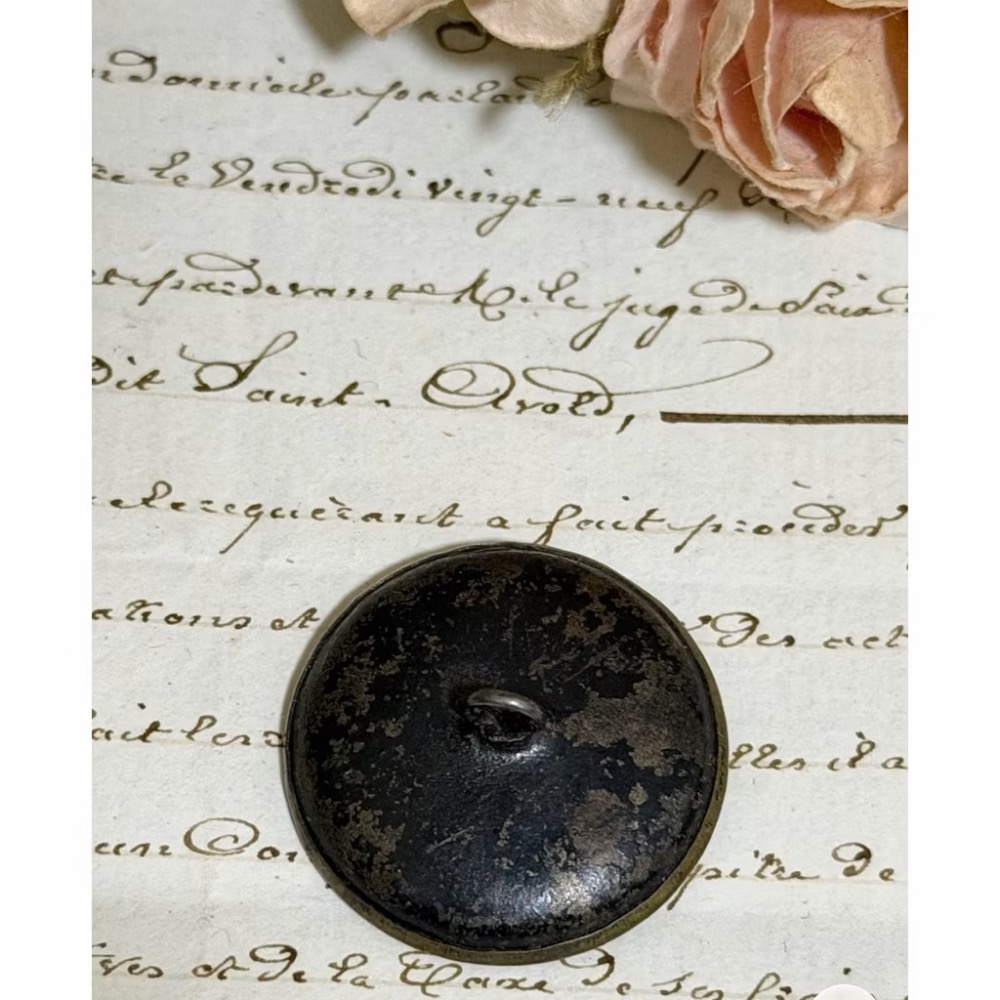 19世紀古董/百年收藏歐洲舊貨法式復古維多利亞 遮陽傘仕女 高浮雕黃銅故事釦-細節圖3