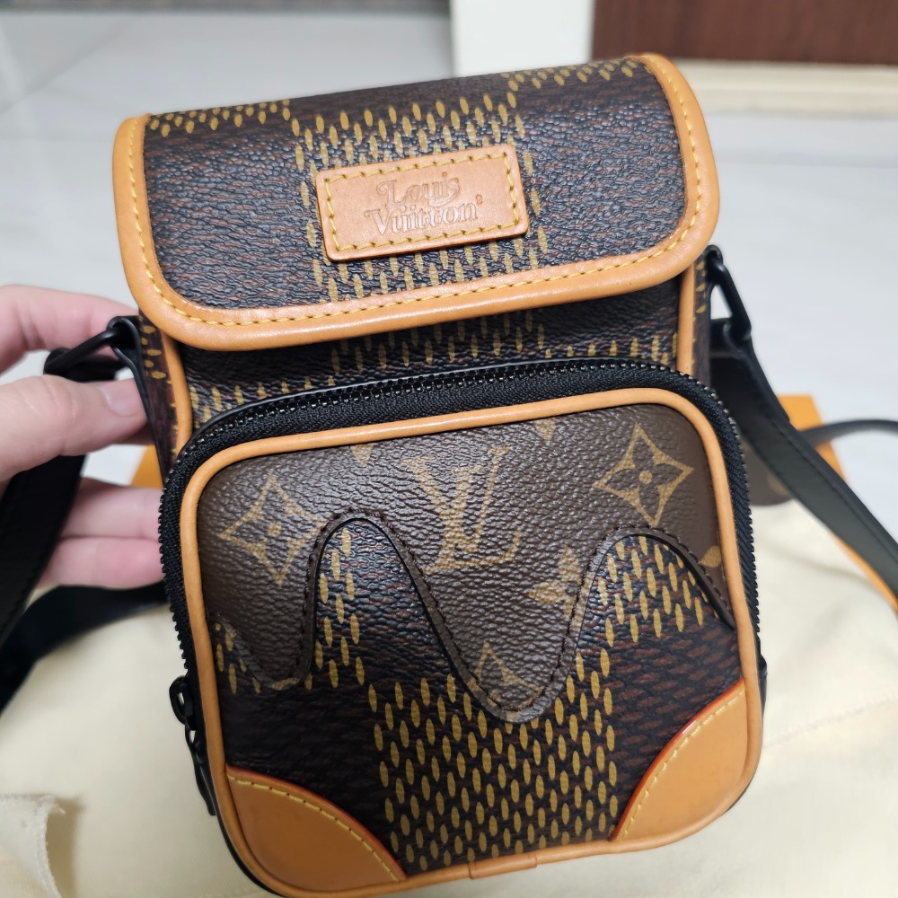LV 路易威登 Nigo聯名款 NANO AMAZ ONE N40357 信差袋 相機包 肩背包 斜挎包 現貨-細節圖2