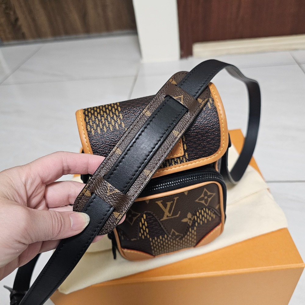 LV 路易威登 Nigo聯名款 NANO AMAZ ONE N40357 信差袋 相機包 肩背包 斜挎包 現貨-細節圖3