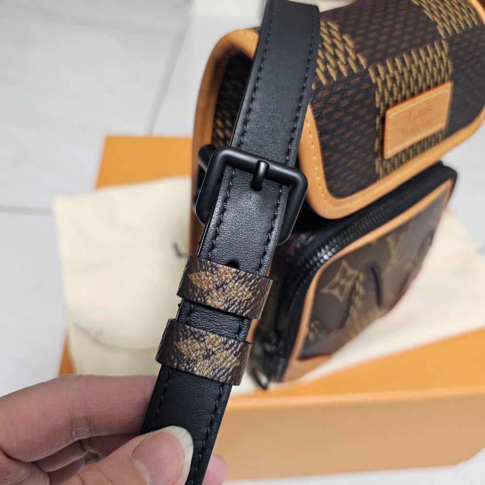 LV 路易威登 Nigo聯名款 NANO AMAZ ONE N40357 信差袋 相機包 肩背包 斜挎包 現貨-細節圖4