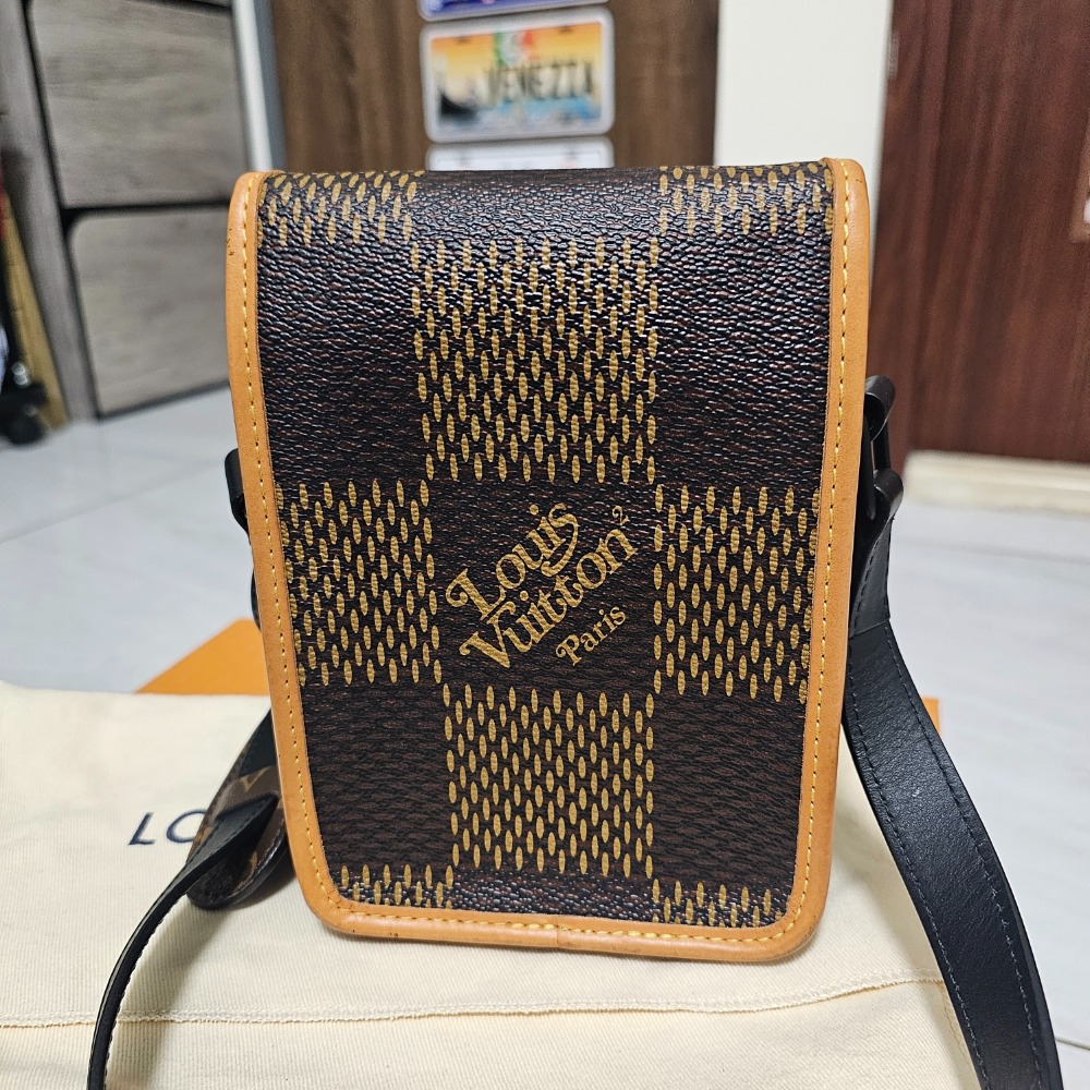 LV 路易威登 Nigo聯名款 NANO AMAZ ONE N40357 信差袋 相機包 肩背包 斜挎包 現貨-細節圖7
