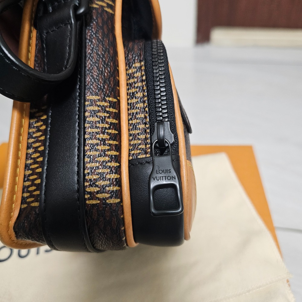 LV 路易威登 Nigo聯名款 NANO AMAZ ONE N40357 信差袋 相機包 肩背包 斜挎包 現貨-細節圖8
