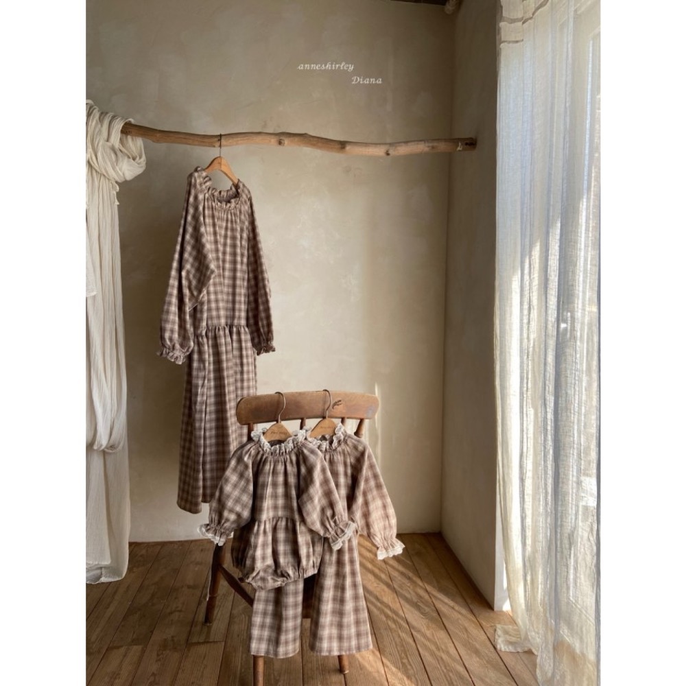 正韓童裝 現貨 韓製 刺繡格紋布蕾絲包屁衣 隔天出貨-細節圖2