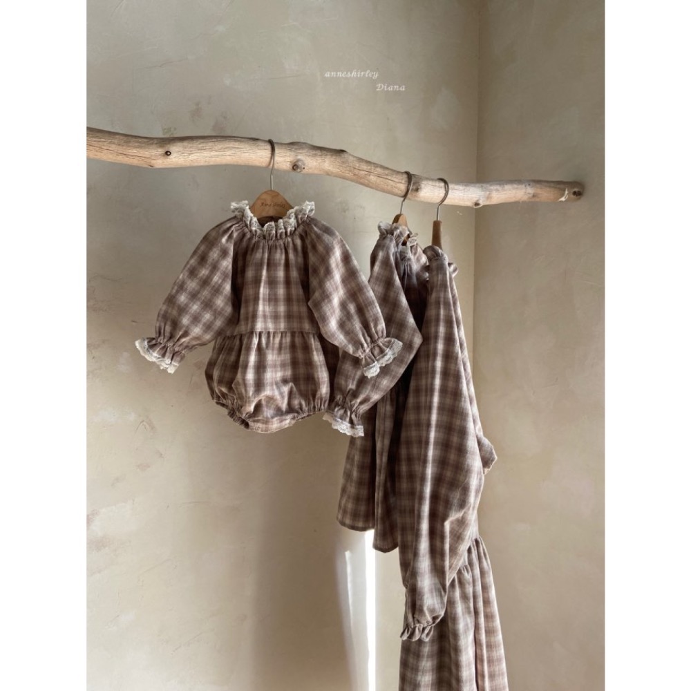 正韓童裝 現貨 韓製 刺繡格紋布蕾絲包屁衣 隔天出貨-細節圖3