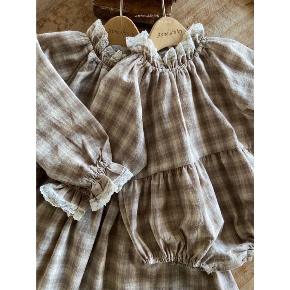 正韓童裝 現貨 韓製 刺繡格紋布蕾絲包屁衣 隔天出貨-細節圖6