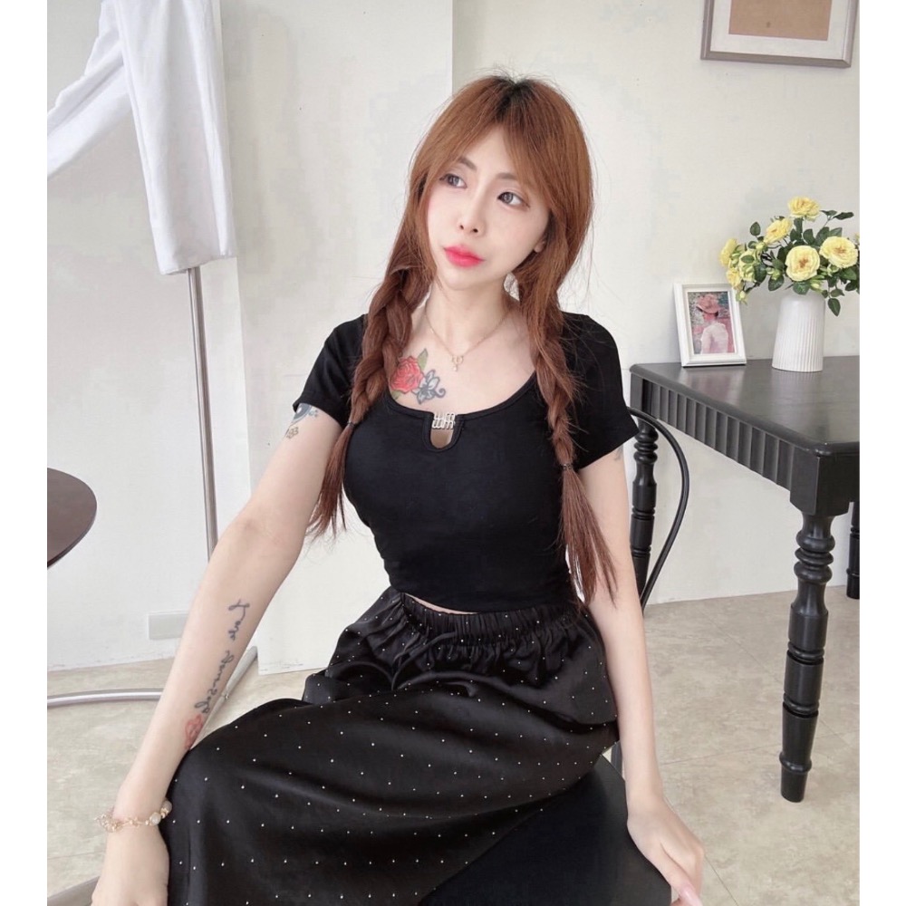 質感興選 ｜美胸質感字母造型內杯修身tee-細節圖3
