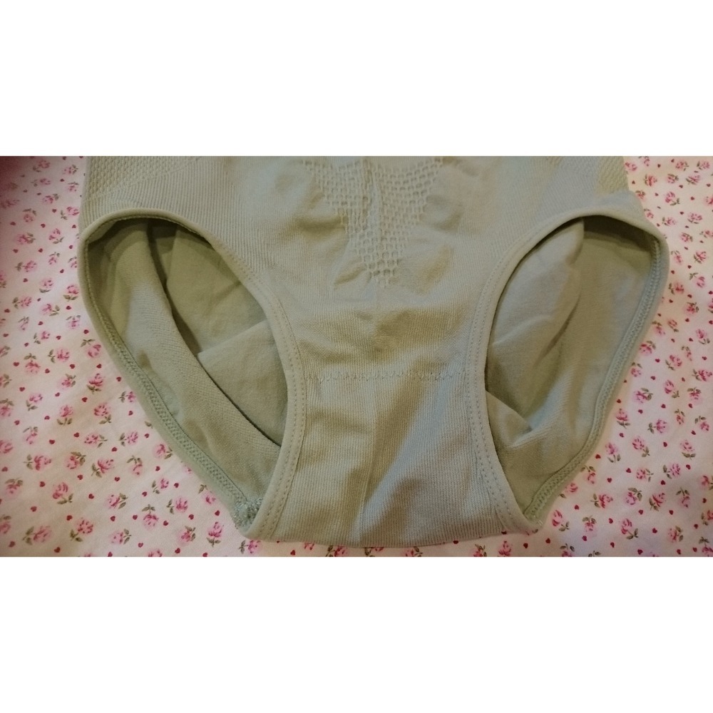 全新品 綠色 中腰 收腹 無痕 提臀塑形 石墨烯 抗菌 純棉 三角內褲 束褲 (適合L號穿) 臀部凸設計 綠色及灰色-細節圖8