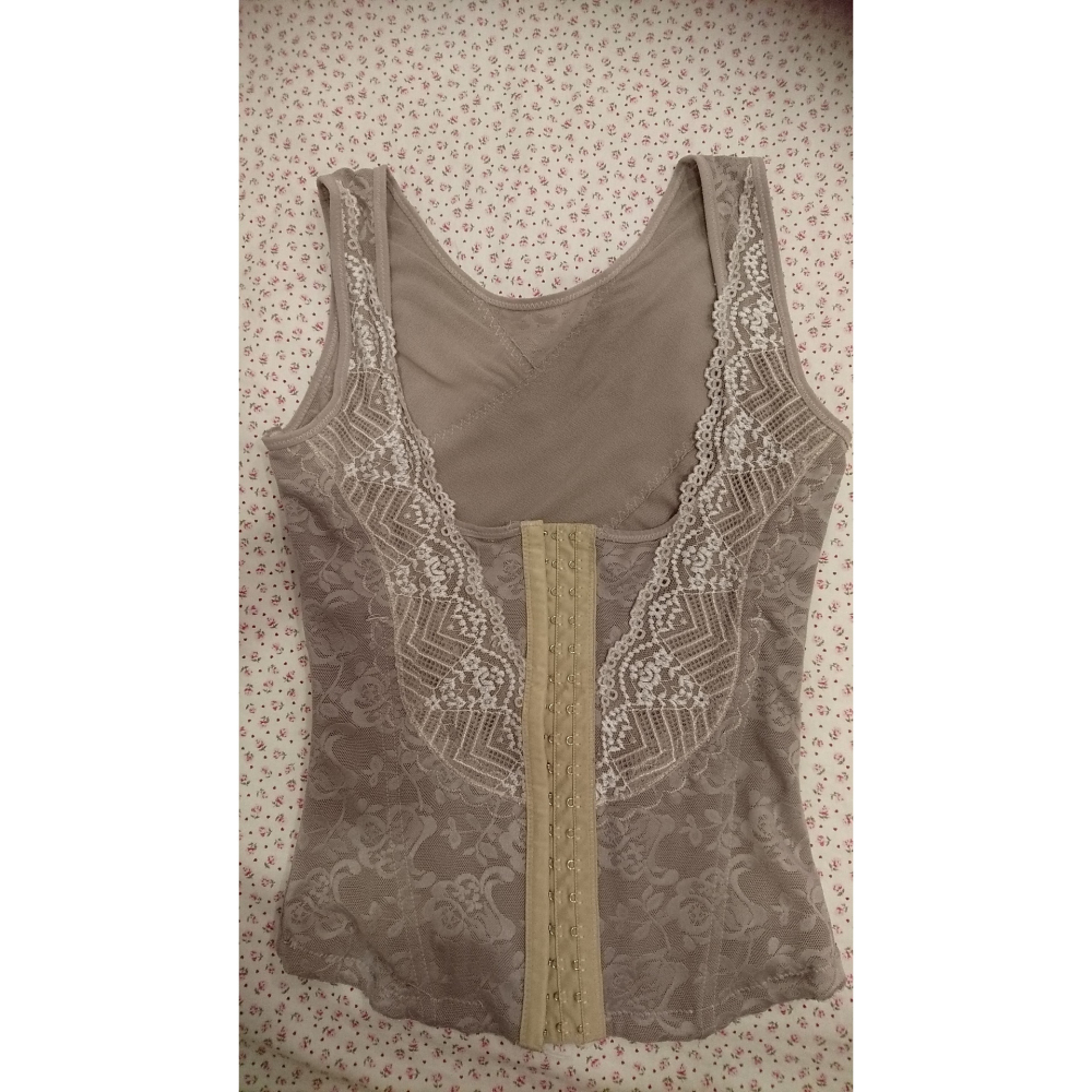 膚色 緹花 塑身背心 馬甲 塑身衣 L~XL 雕塑瘦腰 + 修飾副乳 (3排17扣~6軟鋼條 三排勾扣，可隨身型再調整)-細節圖2