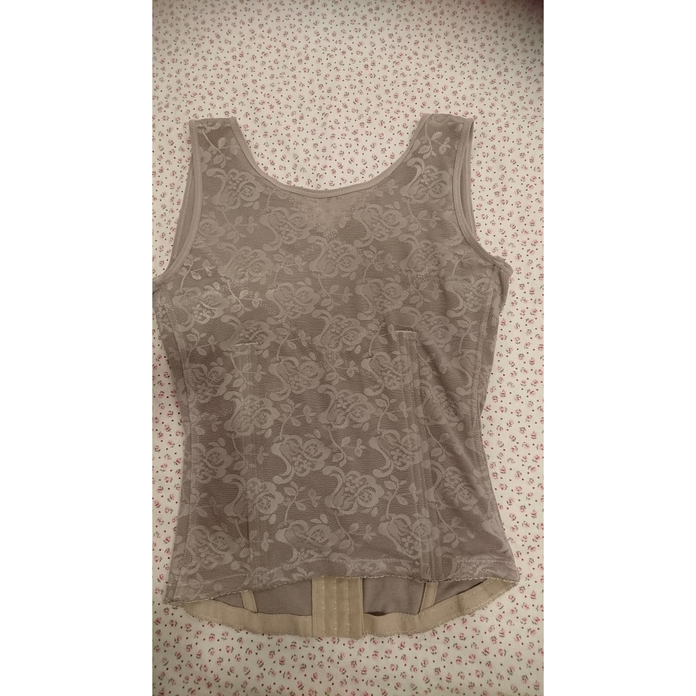 膚色 緹花 塑身背心 馬甲 塑身衣 L~XL 雕塑瘦腰 + 修飾副乳 (3排17扣~6軟鋼條 三排勾扣，可隨身型再調整)-細節圖4