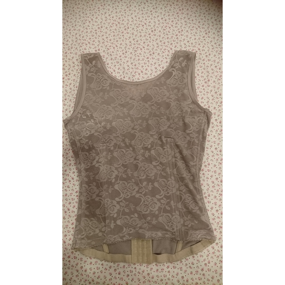 膚色 緹花 塑身背心 馬甲 塑身衣 L~XL 雕塑瘦腰 + 修飾副乳 (3排17扣~6軟鋼條 三排勾扣，可隨身型再調整)-細節圖5