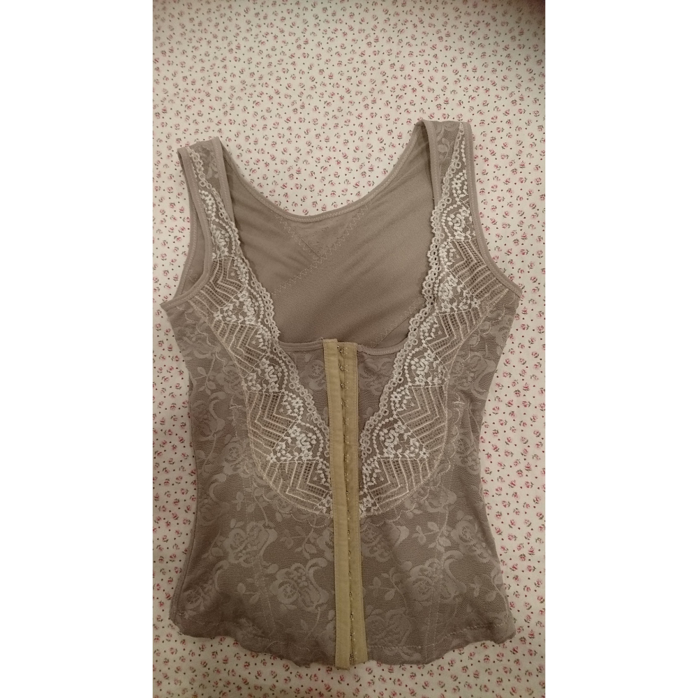 膚色 緹花 塑身背心 馬甲 塑身衣 L~XL 雕塑瘦腰 + 修飾副乳 (3排17扣~6軟鋼條 三排勾扣，可隨身型再調整)-細節圖8