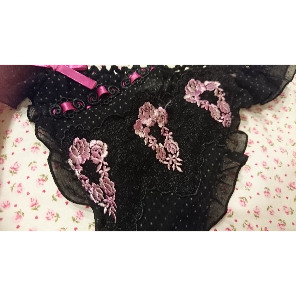 日本製造 Himico 桃紅色 精緻 玫瑰 刺繡 圖騰 黑色 丁字褲 背後有蝴蝶結造型 M號 內褲-細節圖2