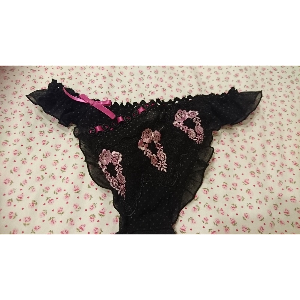 日本製造 Himico 桃紅色 精緻 玫瑰 刺繡 圖騰 黑色 丁字褲 背後有蝴蝶結造型 M號 內褲-細節圖3