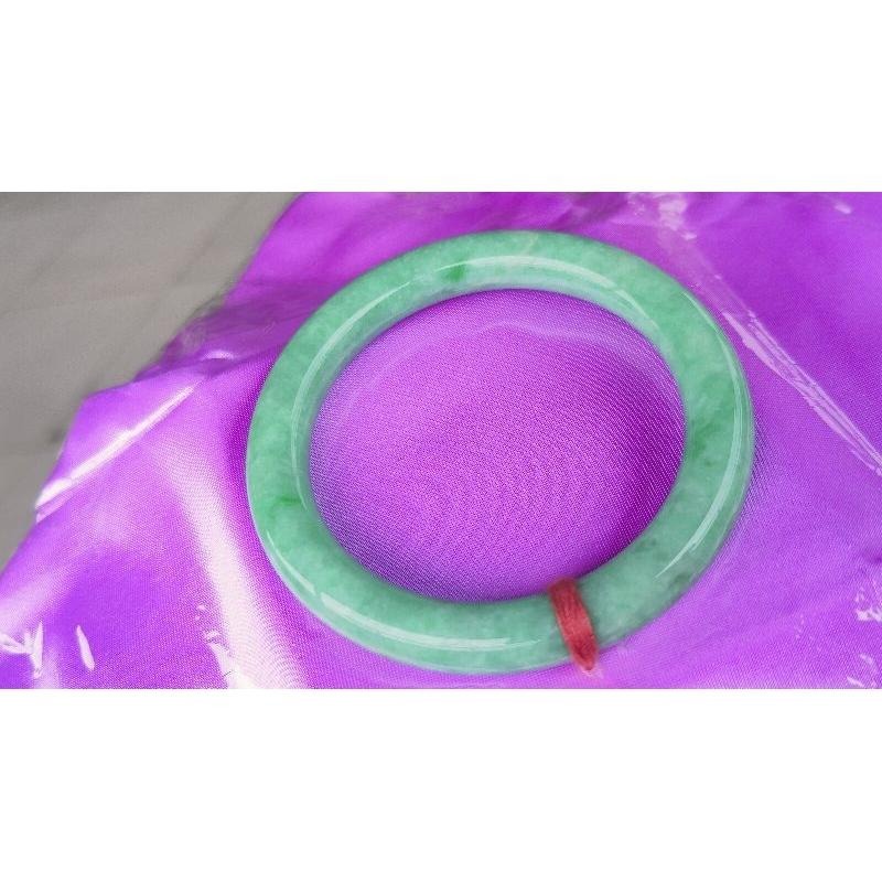亮陽綠飄 正陽綠 色澤鮮豔 滿綠 圓條 圓骨玉鐲手鐲-內徑約56.5mm__A008008-A貨 緬甸翡翠 手鐲-附證書-細節圖7
