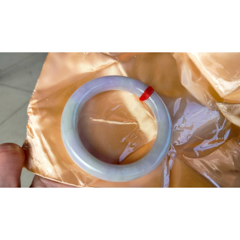 色澤鮮豔亮滿紫飄紅飄淺綠春彩圓條圓骨翡翠玉鐲手鐲-內徑約57.6mm-A038006湧翠坊天然老坑A貨緬甸翡翠手鐲附證書-細節圖4