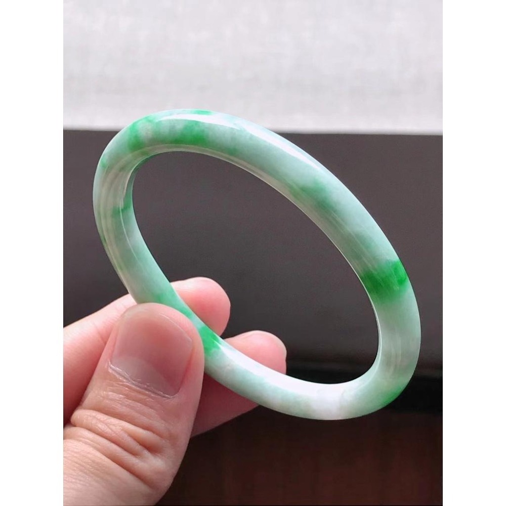 飄正陽綠花橢圓圓條貴妃翡翠玉鐲-長內徑約56m，適合54mm正圈-A045012-湧翠坊天然老坑A貨緬甸翡翠手鐲-附證書-細節圖2