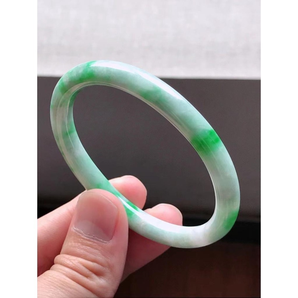 飄正陽綠花橢圓圓條貴妃翡翠玉鐲-長內徑約56m，適合54mm正圈-A045012-湧翠坊天然老坑A貨緬甸翡翠手鐲-附證書-細節圖3