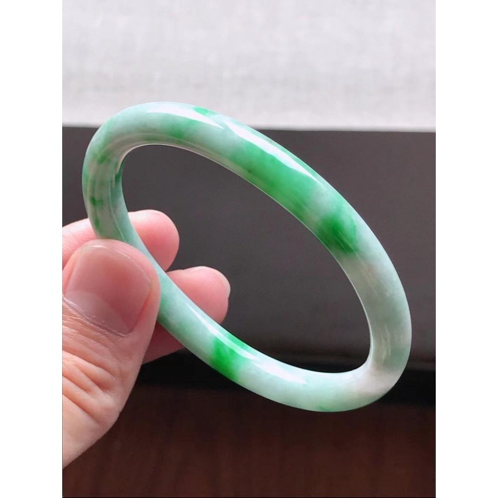 飄正陽綠花橢圓圓條貴妃翡翠玉鐲-長內徑約56m，適合54mm正圈-A045012-湧翠坊天然老坑A貨緬甸翡翠手鐲-附證書-細節圖4