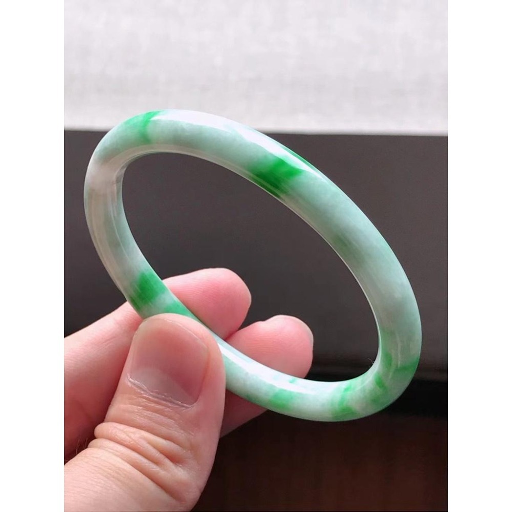 飄正陽綠花橢圓圓條貴妃翡翠玉鐲-長內徑約56m，適合54mm正圈-A045012-湧翠坊天然老坑A貨緬甸翡翠手鐲-附證書-細節圖5