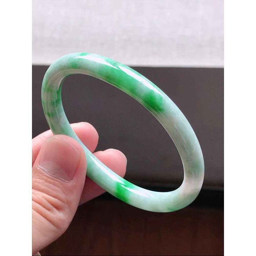 飄正陽綠花橢圓圓條貴妃翡翠玉鐲-長內徑約56m，適合54mm正圈-A045012-湧翠坊天然老坑A貨緬甸翡翠手鐲-附證書-細節圖6